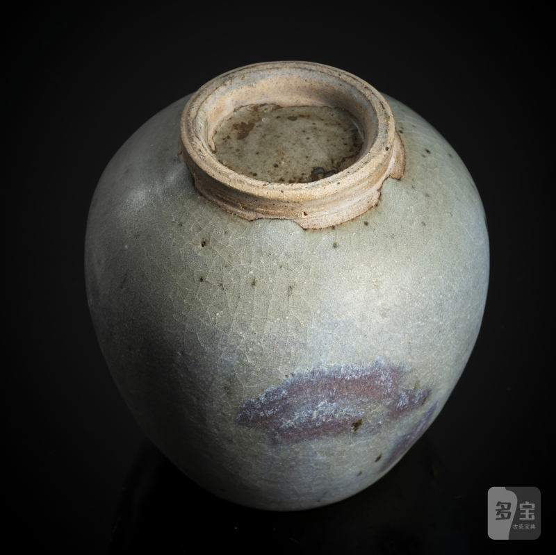 A lotus bud vase with Jun glaze and violet splashes - 图5
